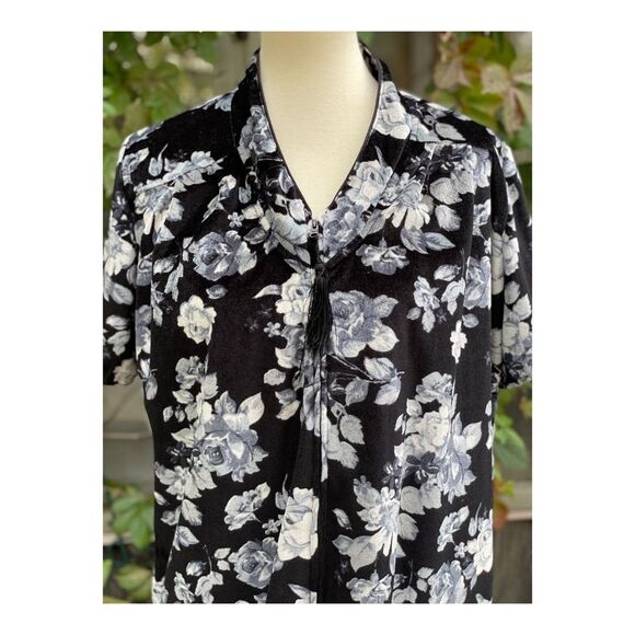 1980s Vanity Fair Black Floral Velour Housecoat 3/4 Zip Short Sleeve Tassel Robe - Picture 2 of 8